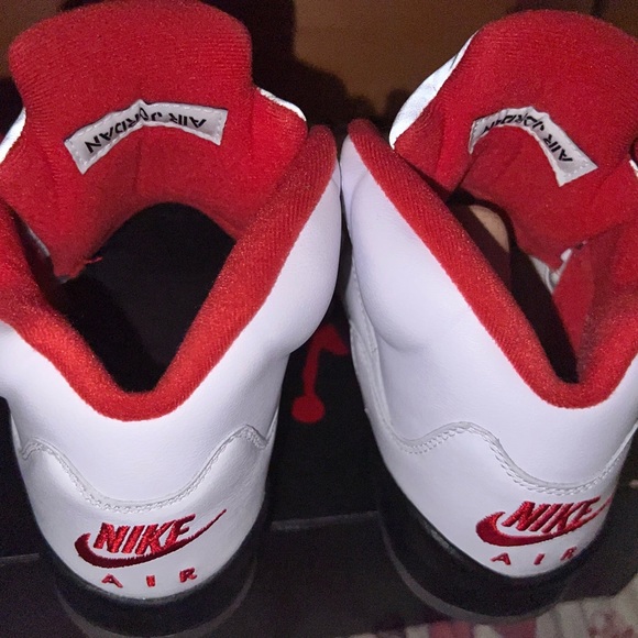 Air Jordan 5 Retro (Fire Red 2020 GS) - Picture 2 of 5